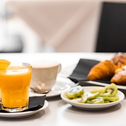 Colazione con espresso, succo d'arancia, frutta e cornetti - Class Cafè Lugano